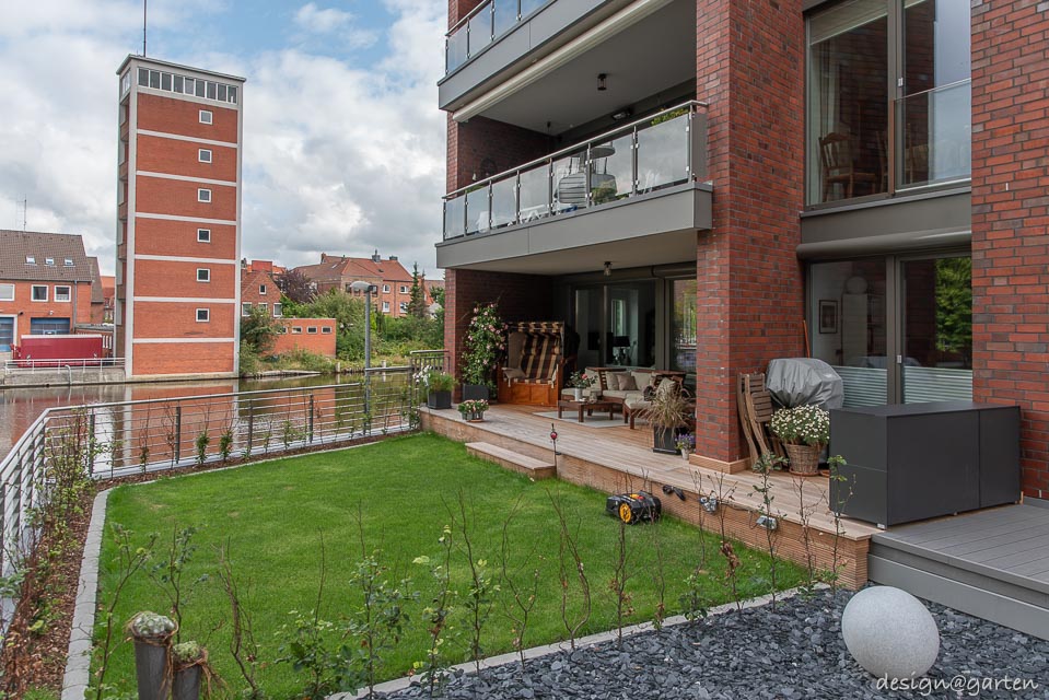 Storage space miracle by the water: functional accent for North German terraces