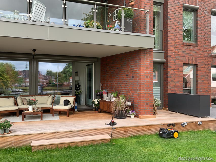 Storage space miracle by the water: functional accent for North German terraces