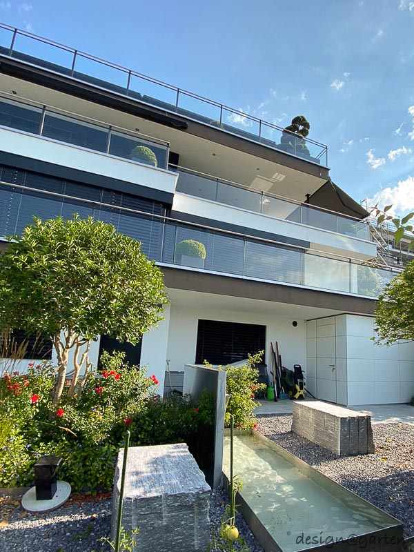 Cubist garden shed with flat roof as a double solution on Lake Zurich