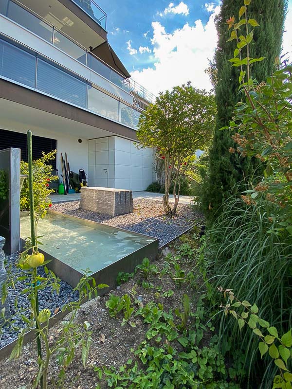 Cubist garden shed with flat roof as a double solution on Lake Zurich