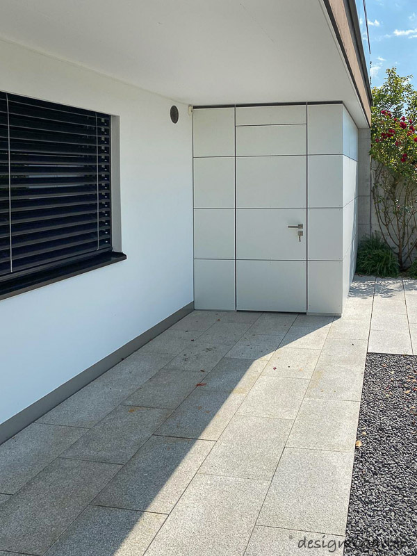 Cubist garden shed with flat roof as a double solution on Lake Zurich