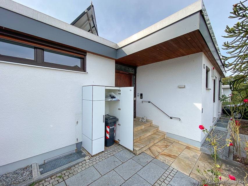 Weatherproof outdoor equipment cabinet as a customised solution for the front garden
