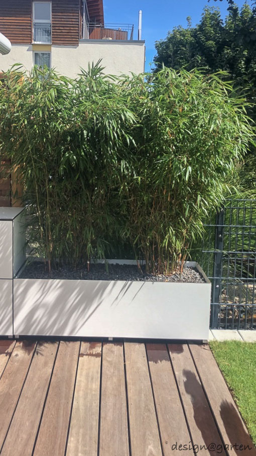 Functional terrace design combining privacy screening and storage space 2