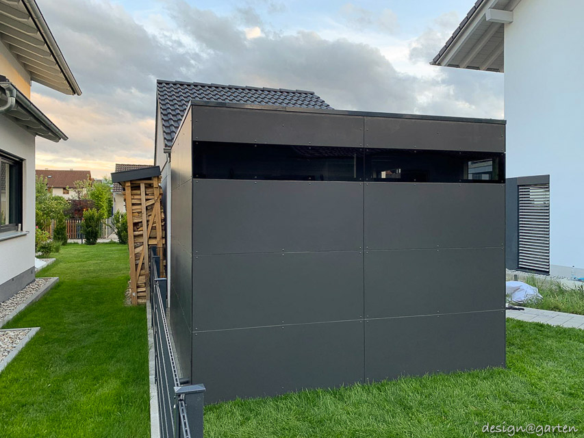 Modern tool shed as an architectural highlight in the garden 1