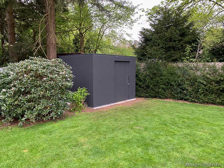 Visible quality comparison: modern material contrast at the property boundary 3