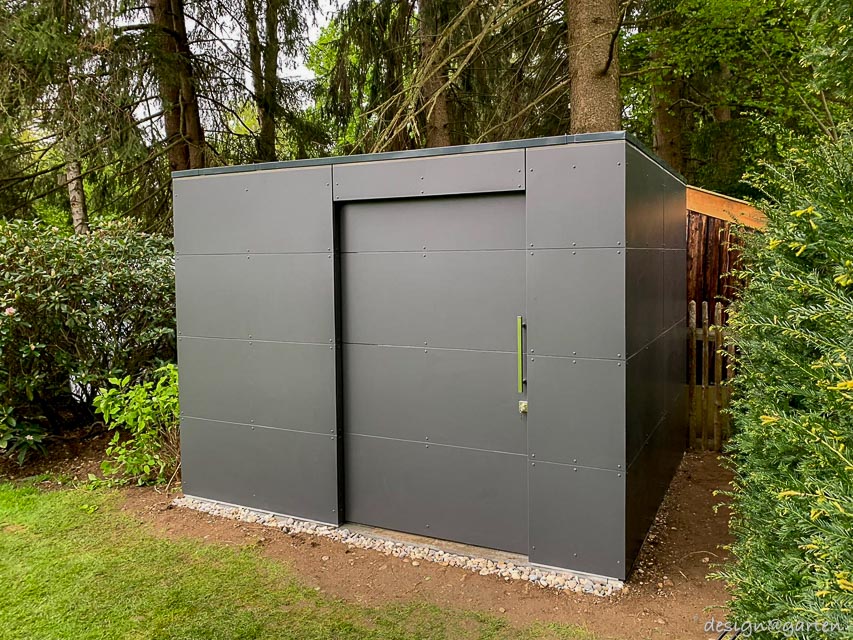 Visible quality comparison: modern material contrast at the property boundary 4