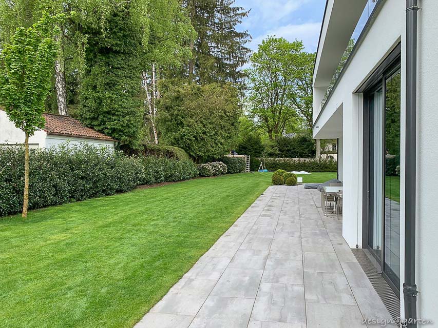 Visible quality comparison: modern material contrast at the property boundary 2