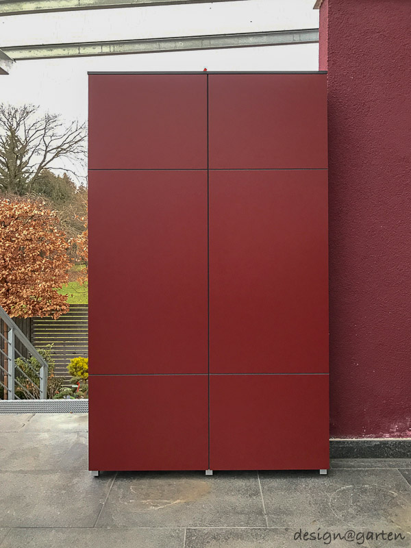 Modern terrace cabinets in wine red as architectural colour accents 1