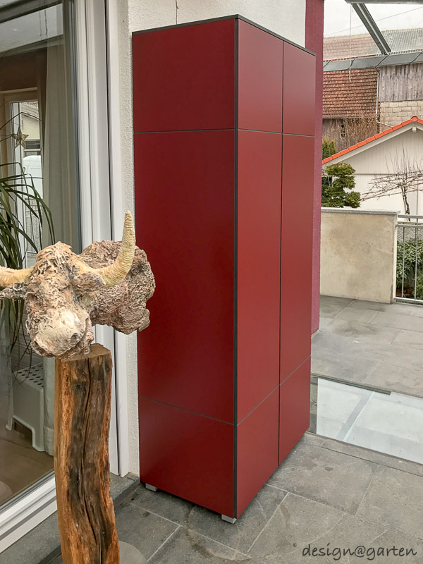 Modern terrace cabinets in wine red as architectural colour accents 6