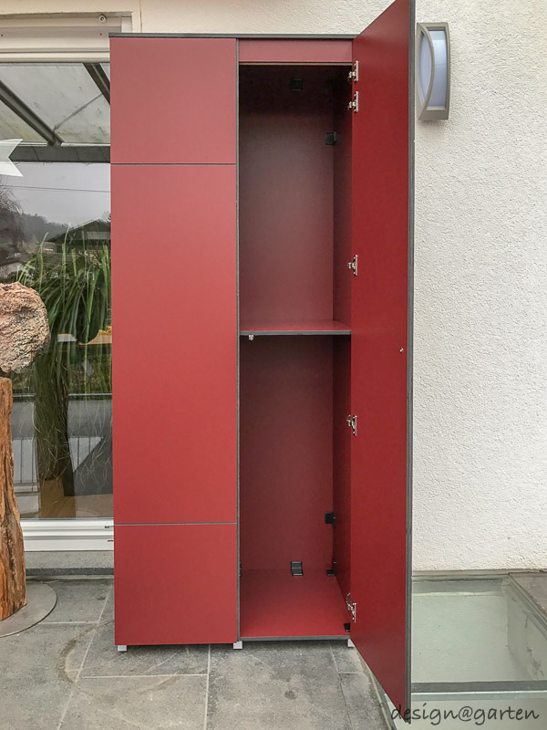Modern terrace cabinets in wine red as architectural colour accents 8