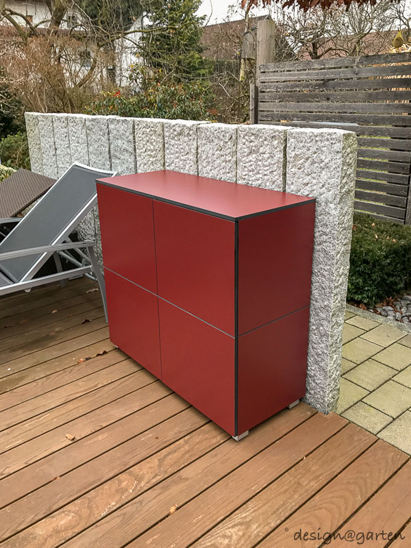 Modern terrace cabinets in wine red as architectural colour accents 10
