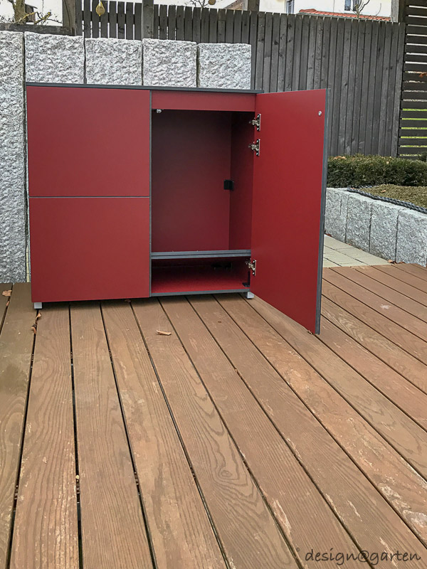 Modern terrace cabinets in wine red as architectural colour accents 11