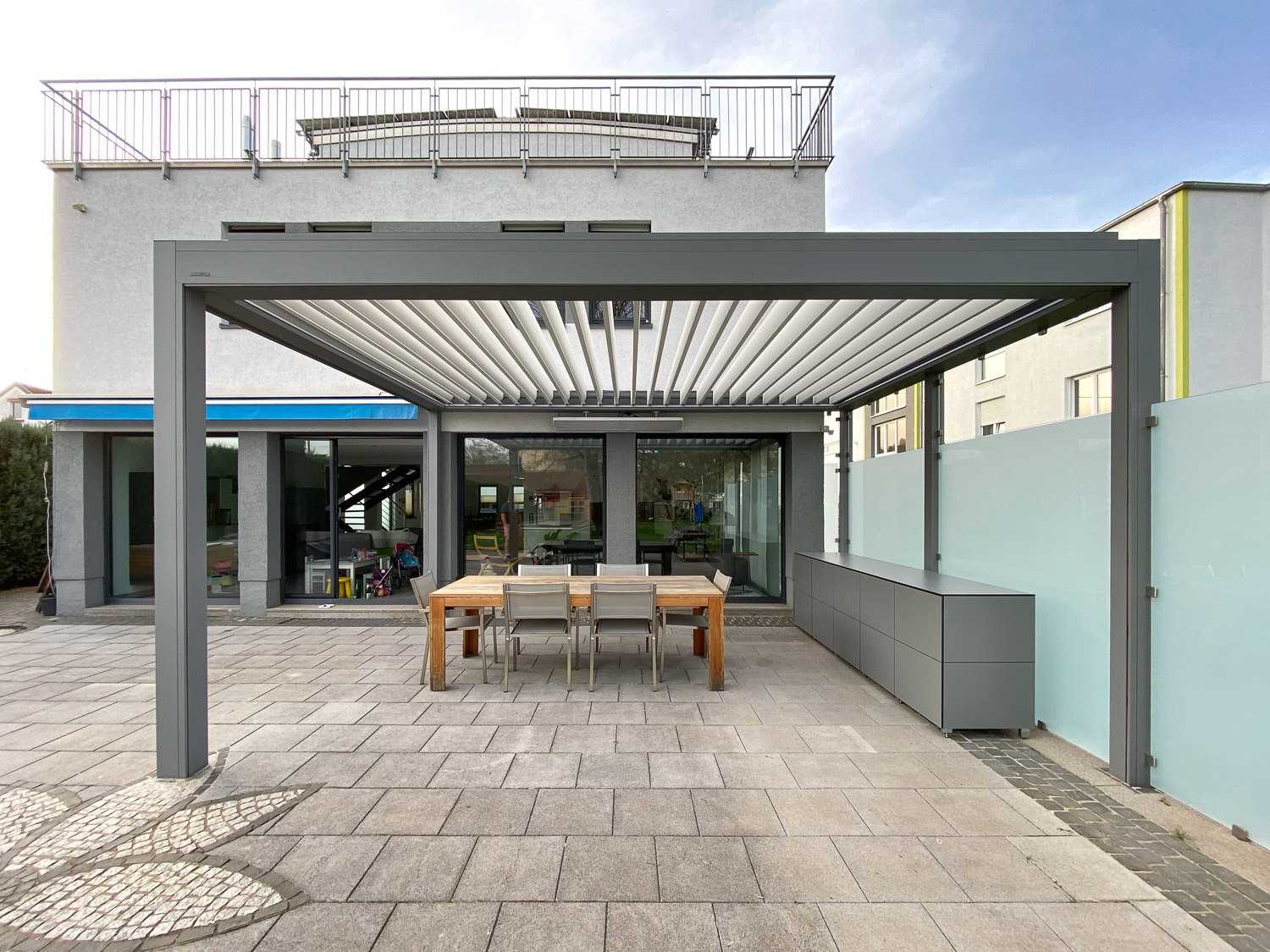 Langes Outdoor Sideboard aus HPL unter großer Überdachung