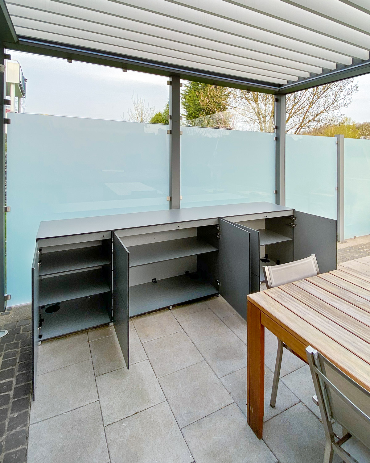 Offenes Sideboard für die Terrasse mit Einlegeböden