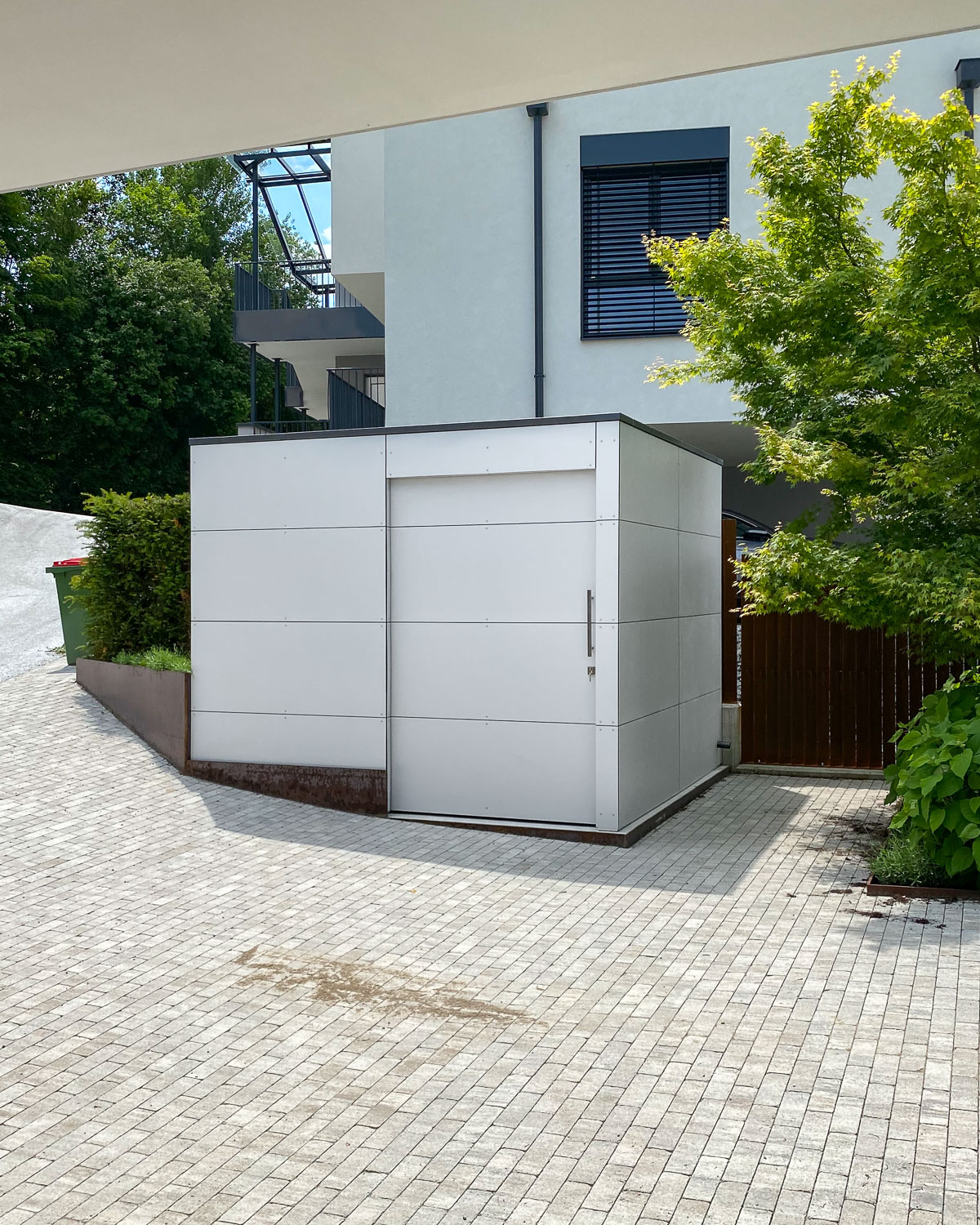 Built-in garden shed in steep courtyard driveway on Lake Wörthersee 5