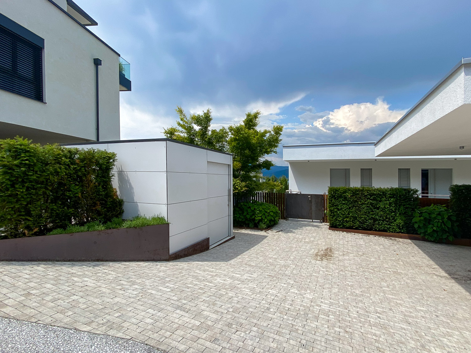 Built-in garden shed in steep courtyard driveway on Lake Wörthersee 2