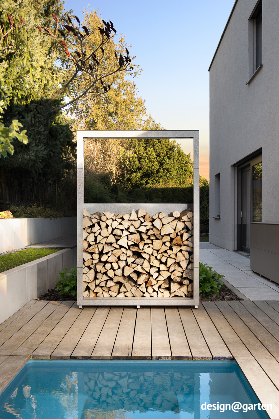 Wood storage in Empire Slate decor as a design highlight in the garden 1