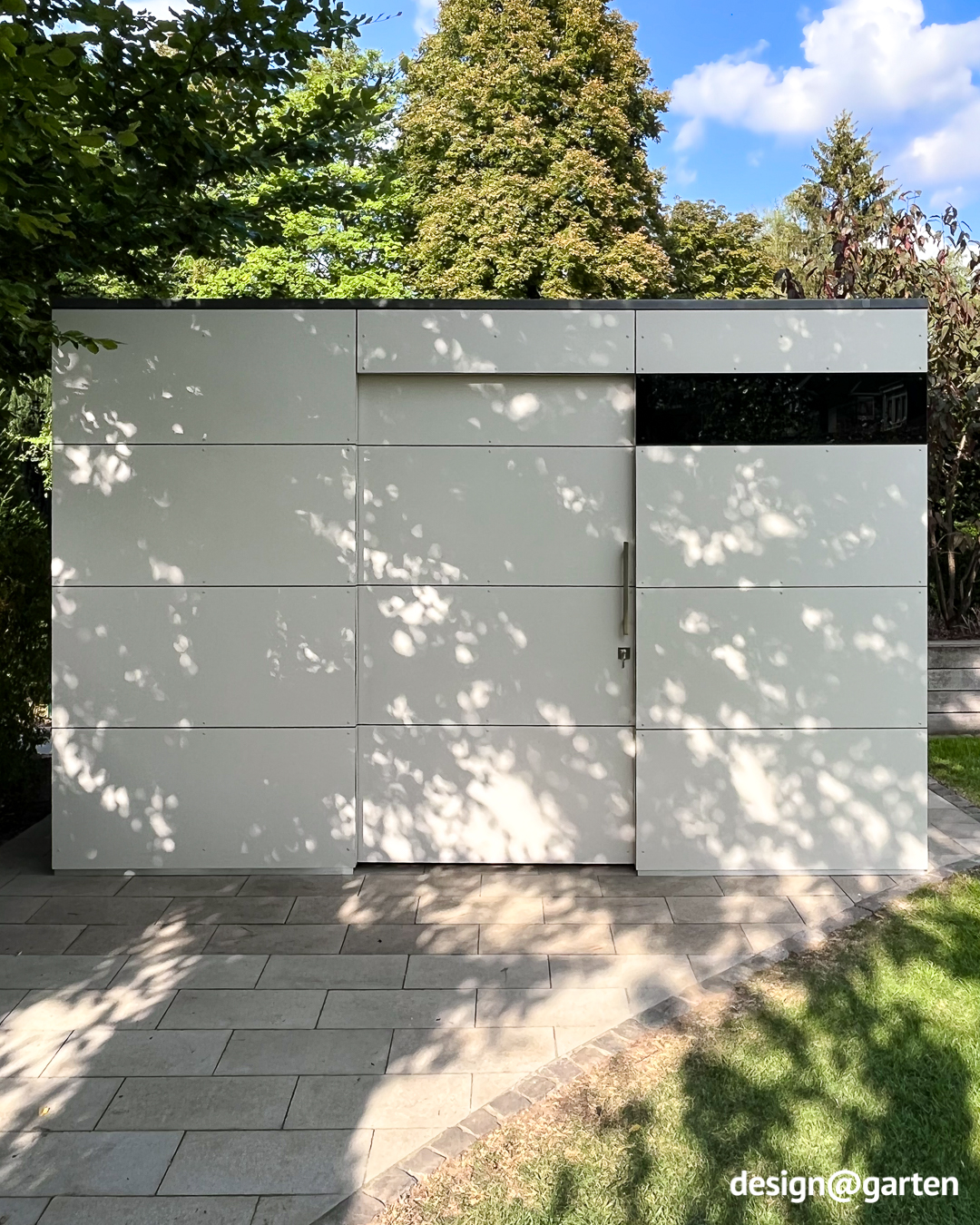 Garden house by the pool in Weiss near Turin 4