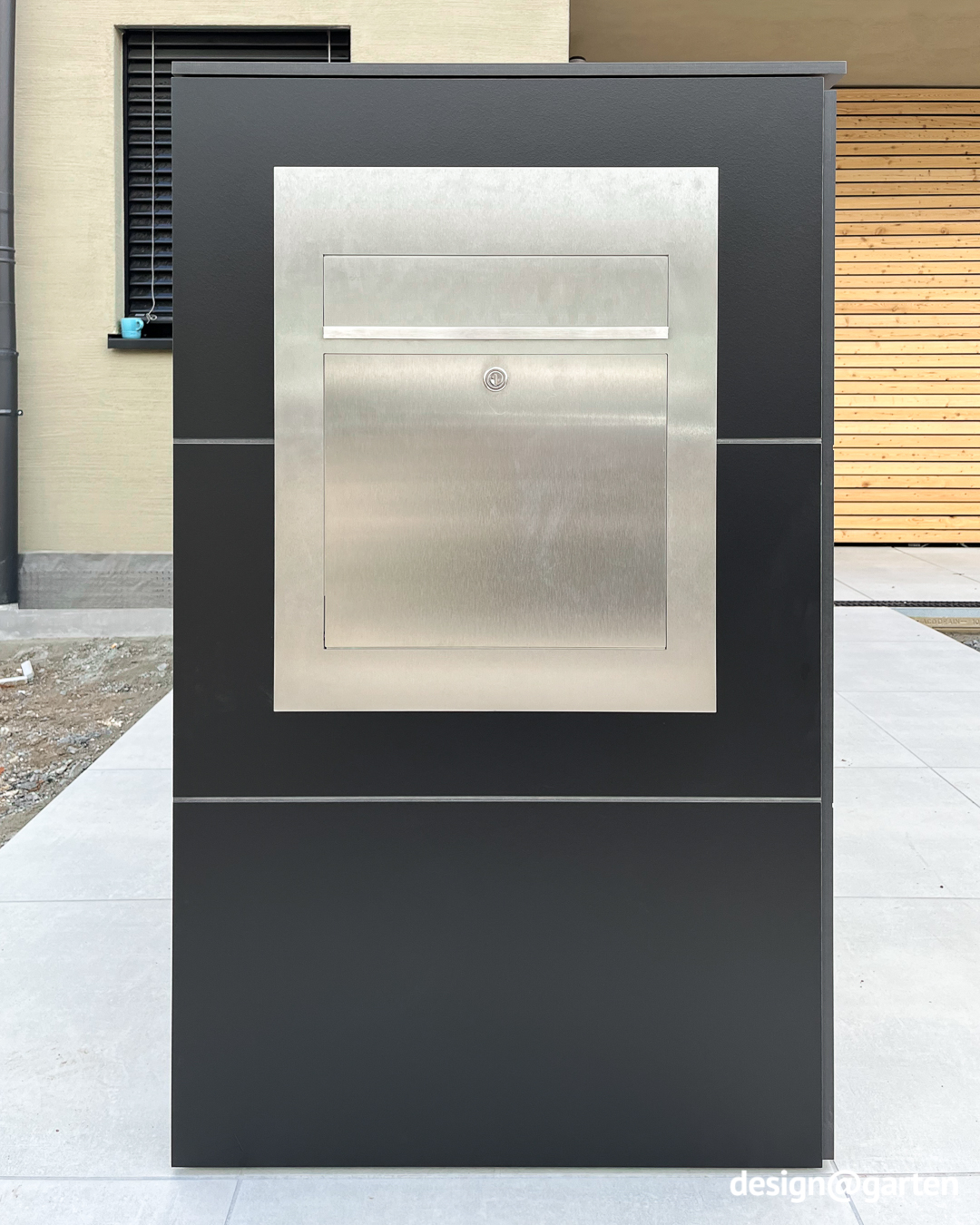 4-bin bin storage unit for 240-litre bins with integrated letterbox 2