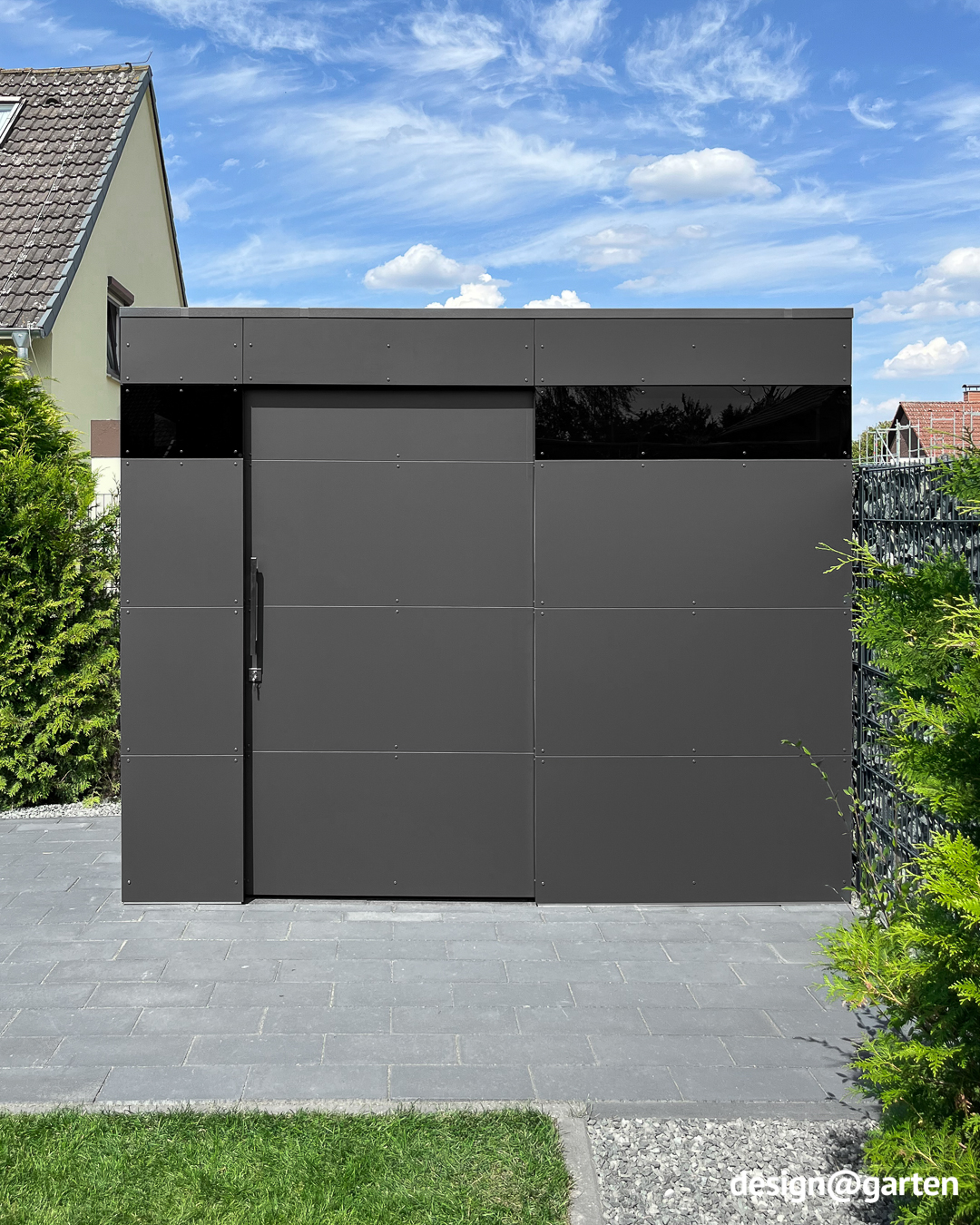 Tool shed in anthracite at the corner of the property 1