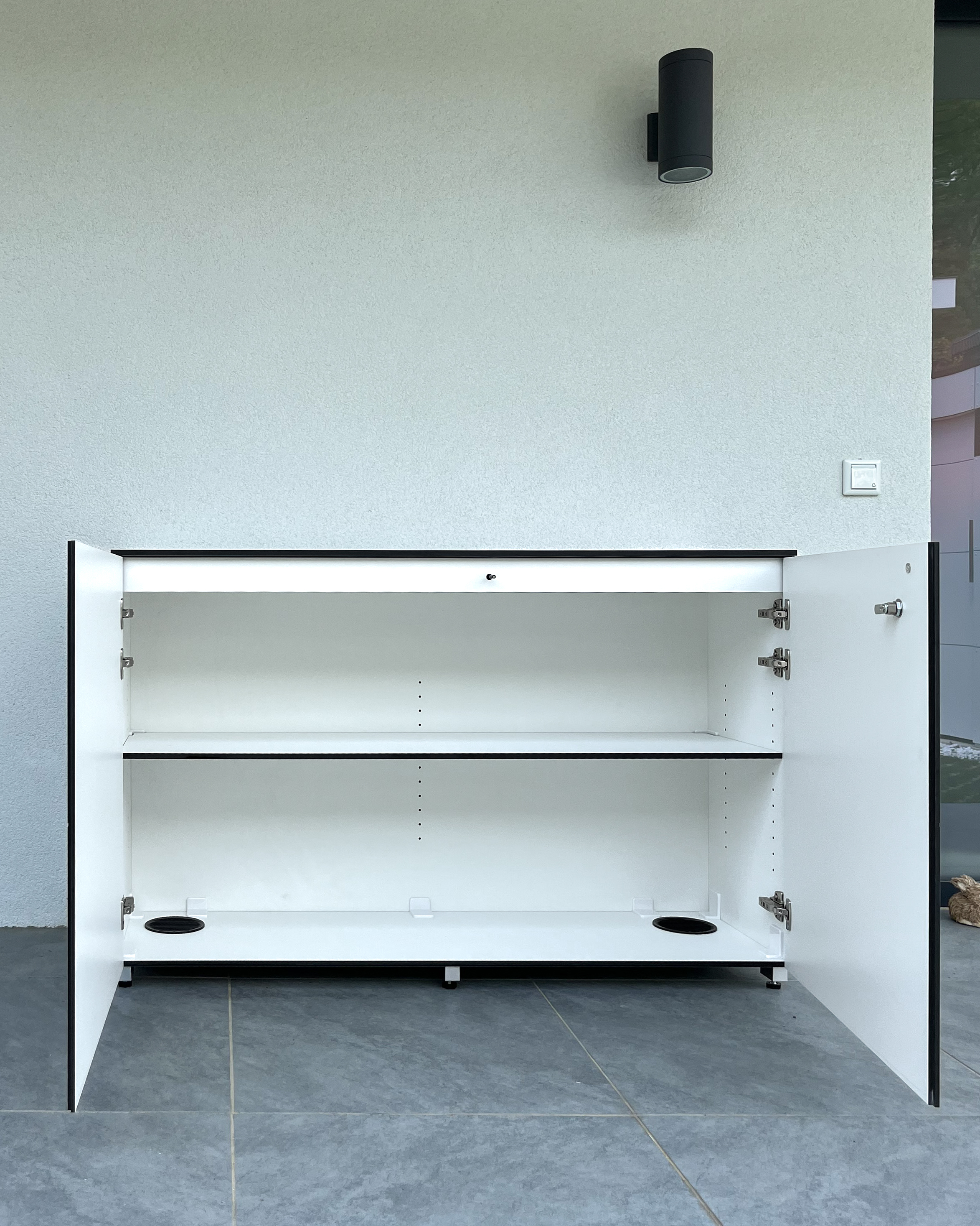 Simple outdoor sideboard in white in Vienna 3
