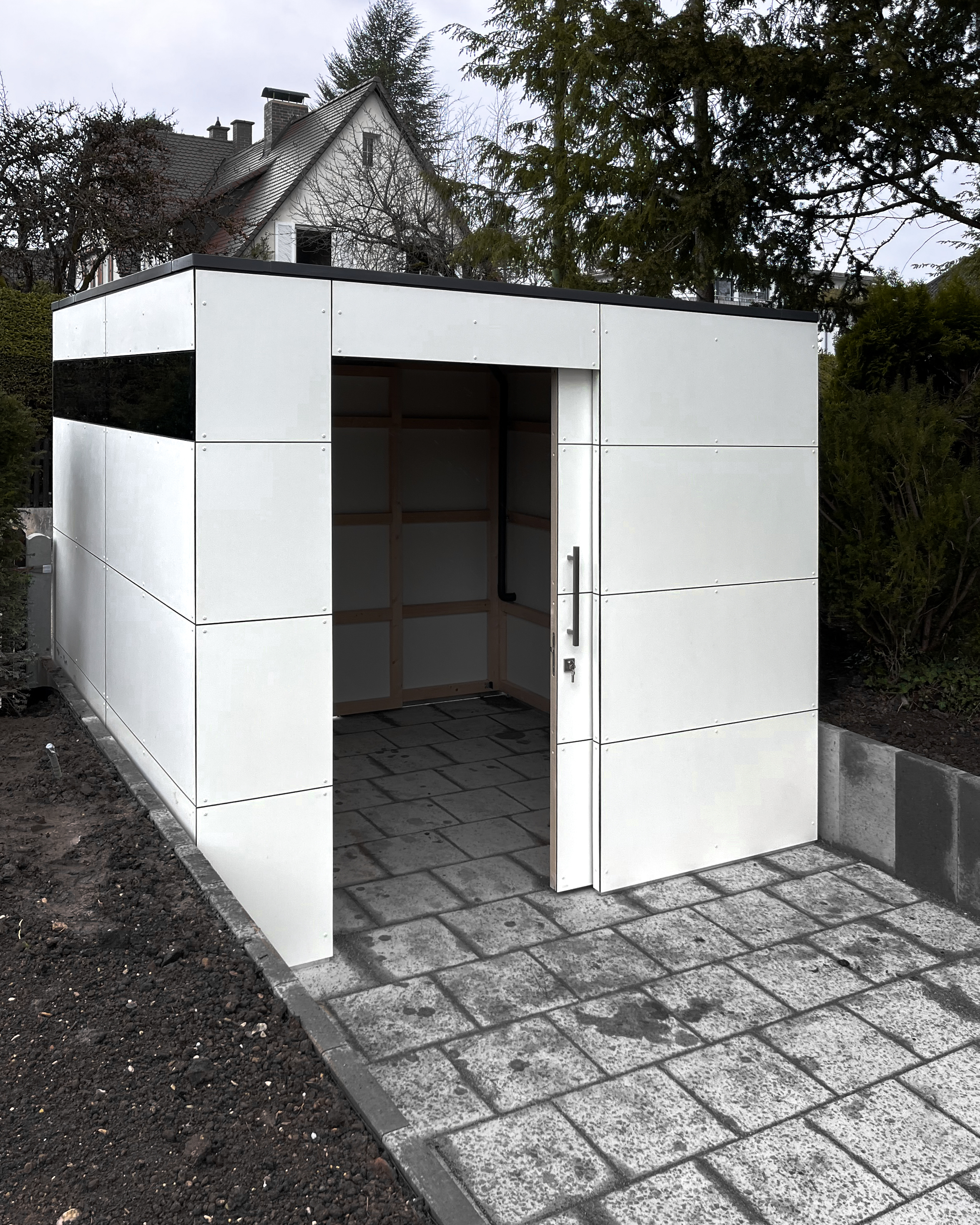 Garden shed with passageway between the street and the garden 1