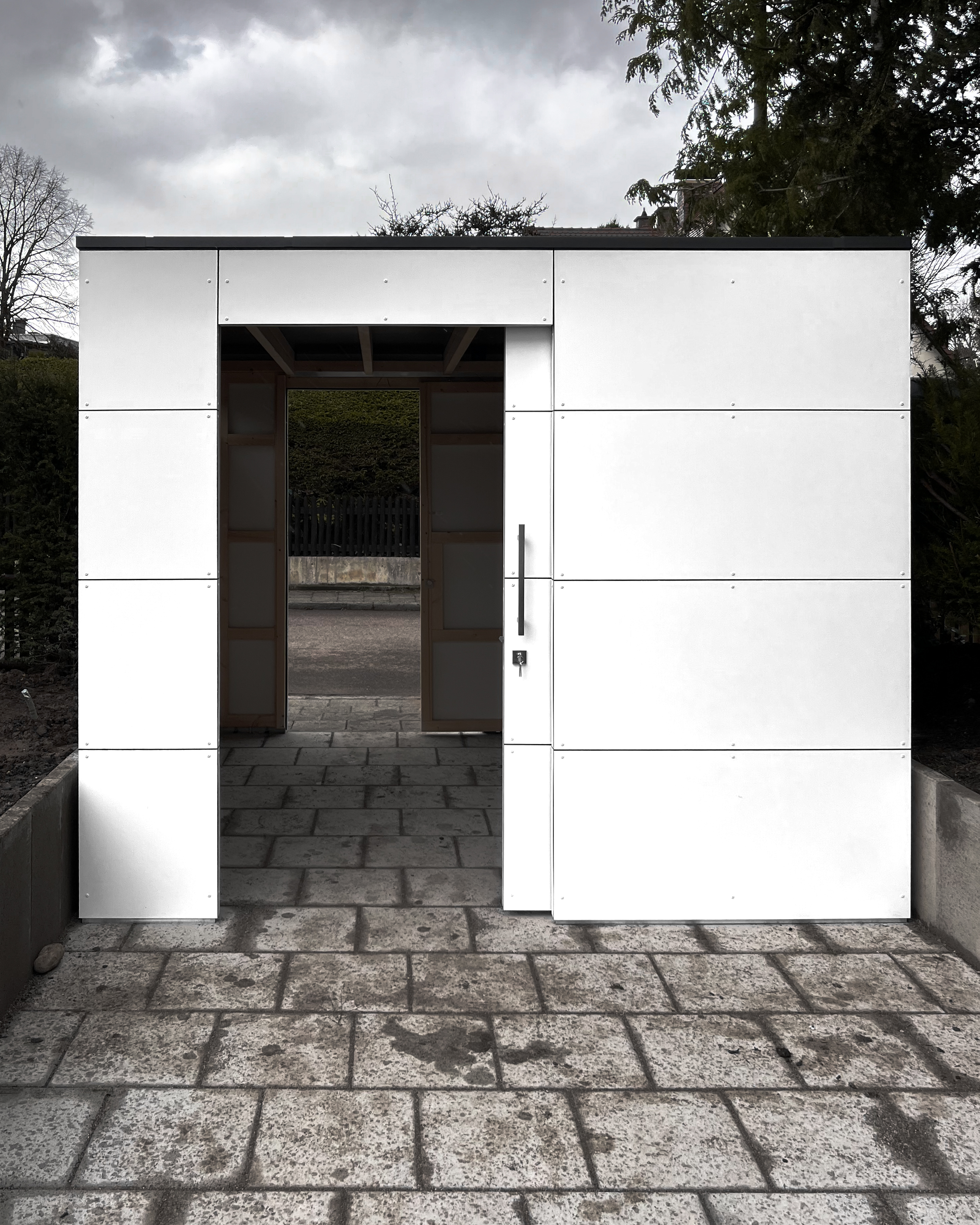 Garden shed with passageway between the street and the garden 2