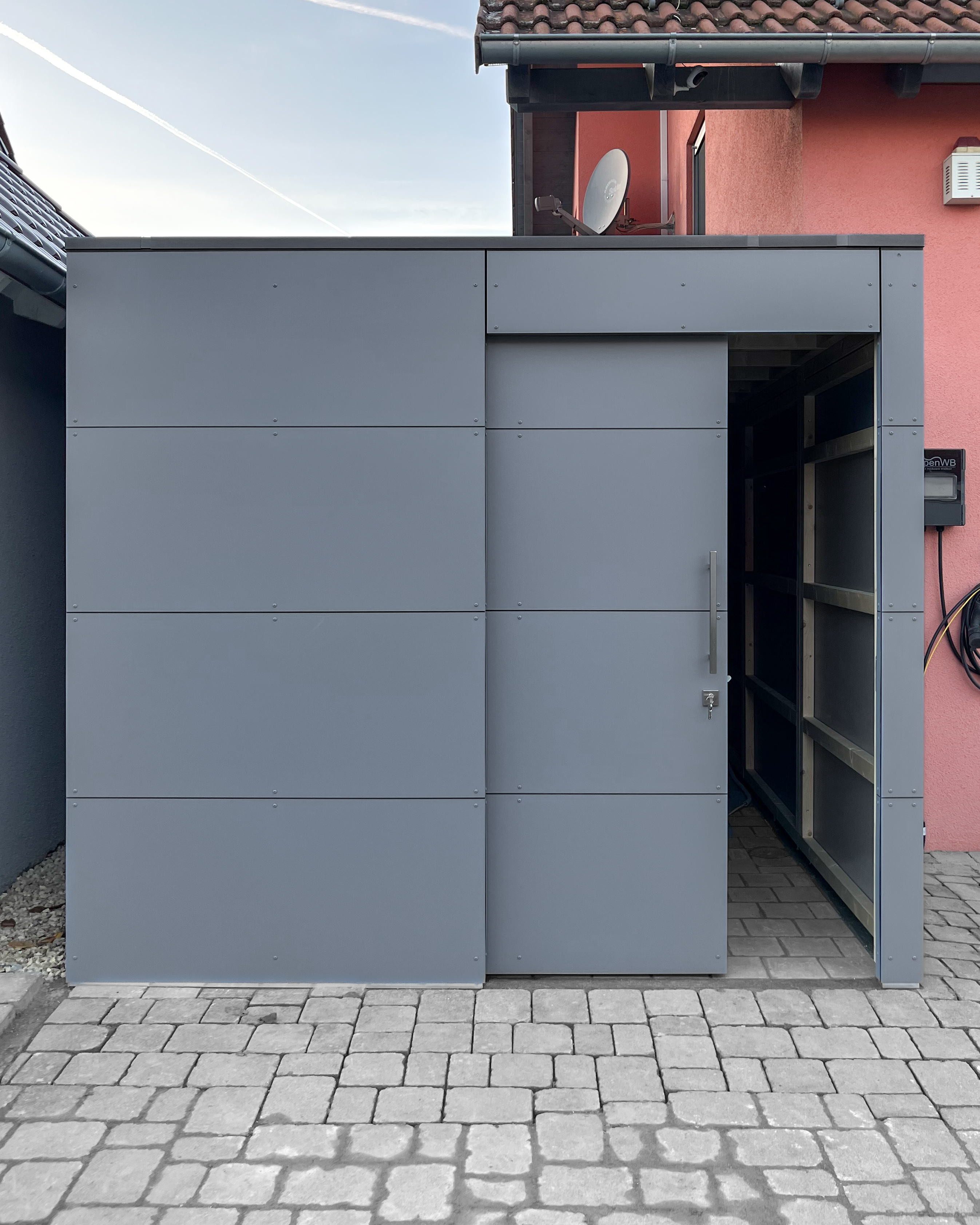 Garden shed with passageway along the property boundary 2