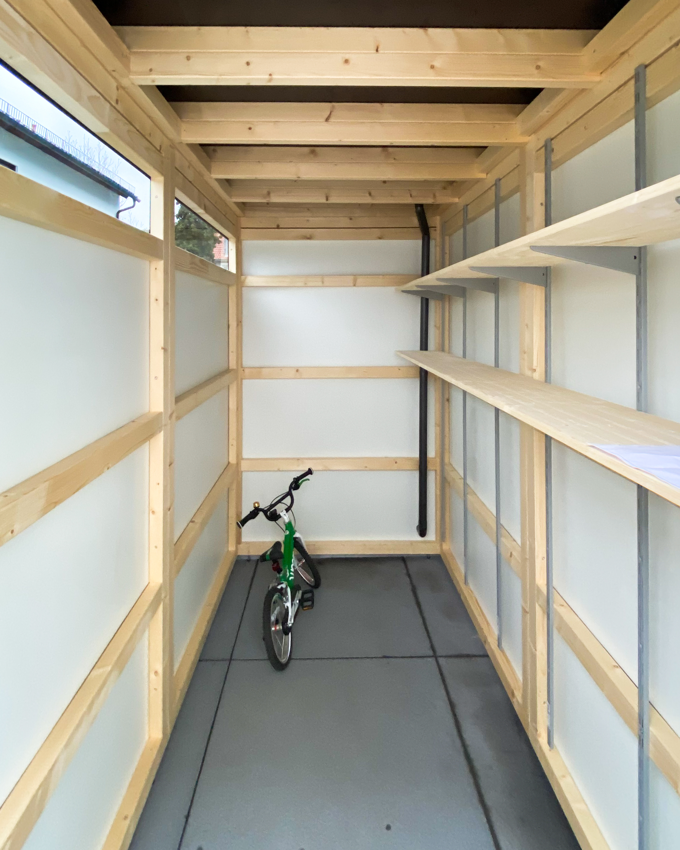 Narrow garden shed as an extension to the garage 1