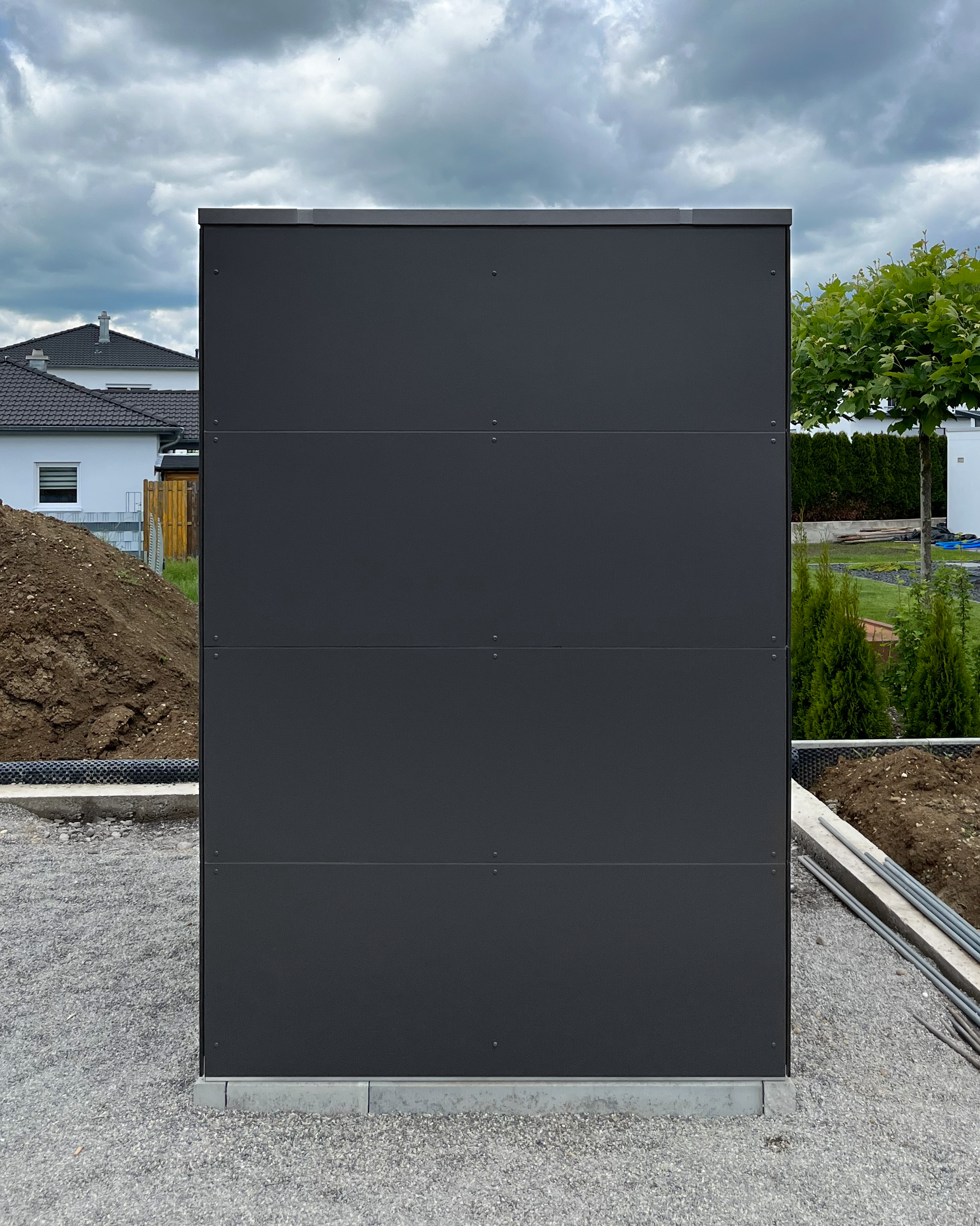 Anthracite garden shed in the rear garden area 1