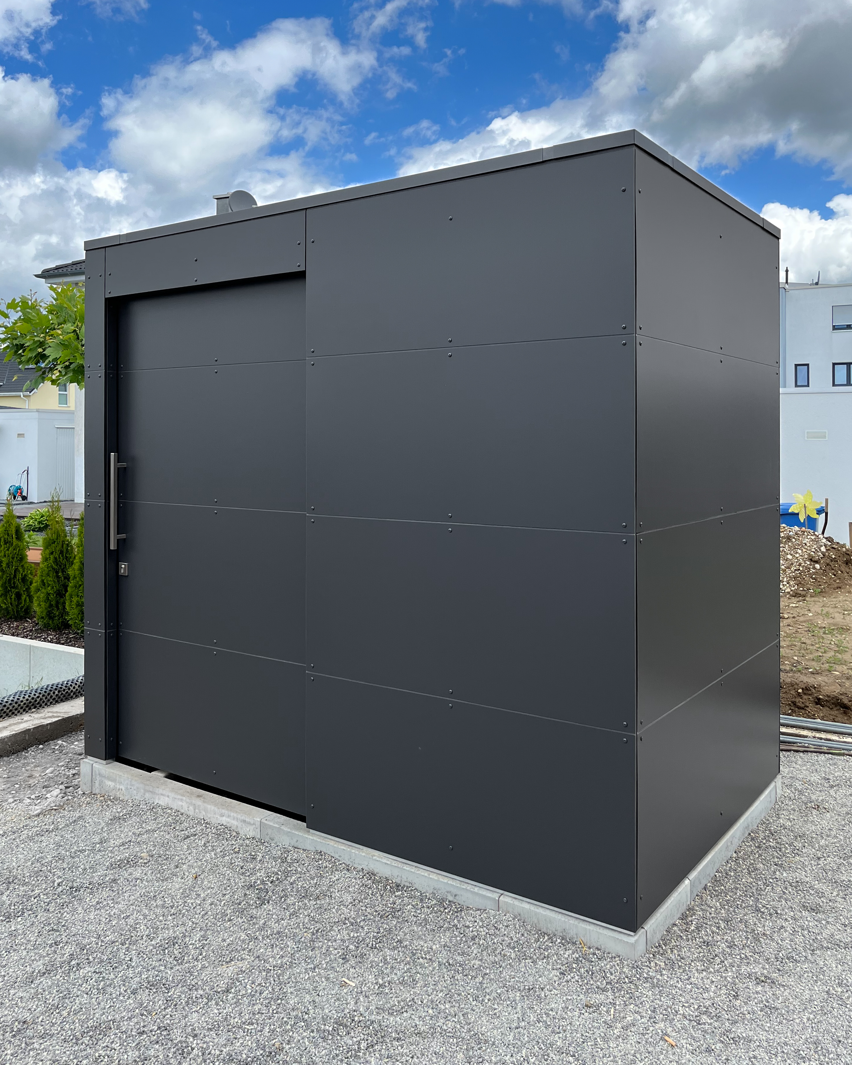 Anthracite garden shed in the rear garden area 5