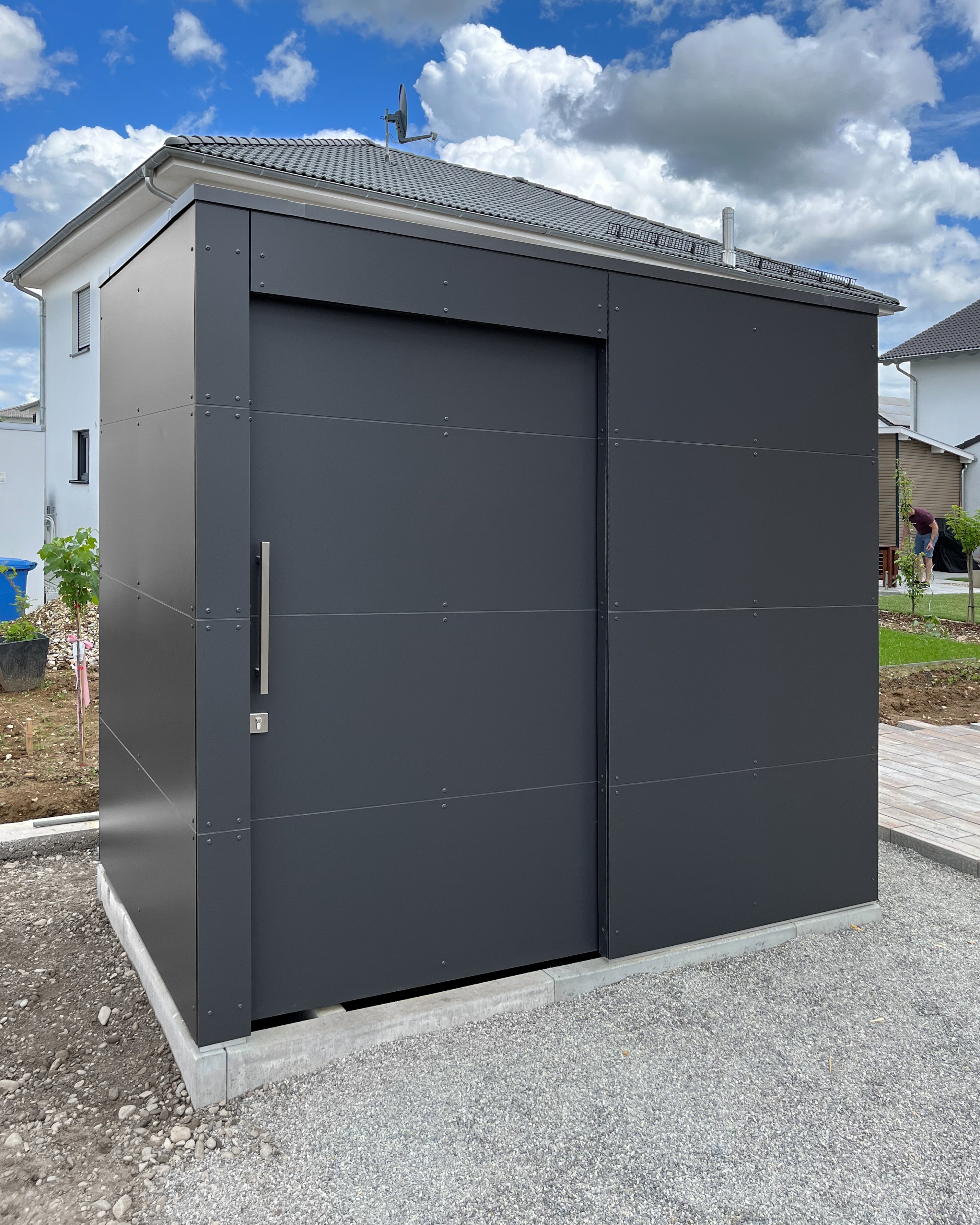 Anthracite garden shed in the rear garden area 6