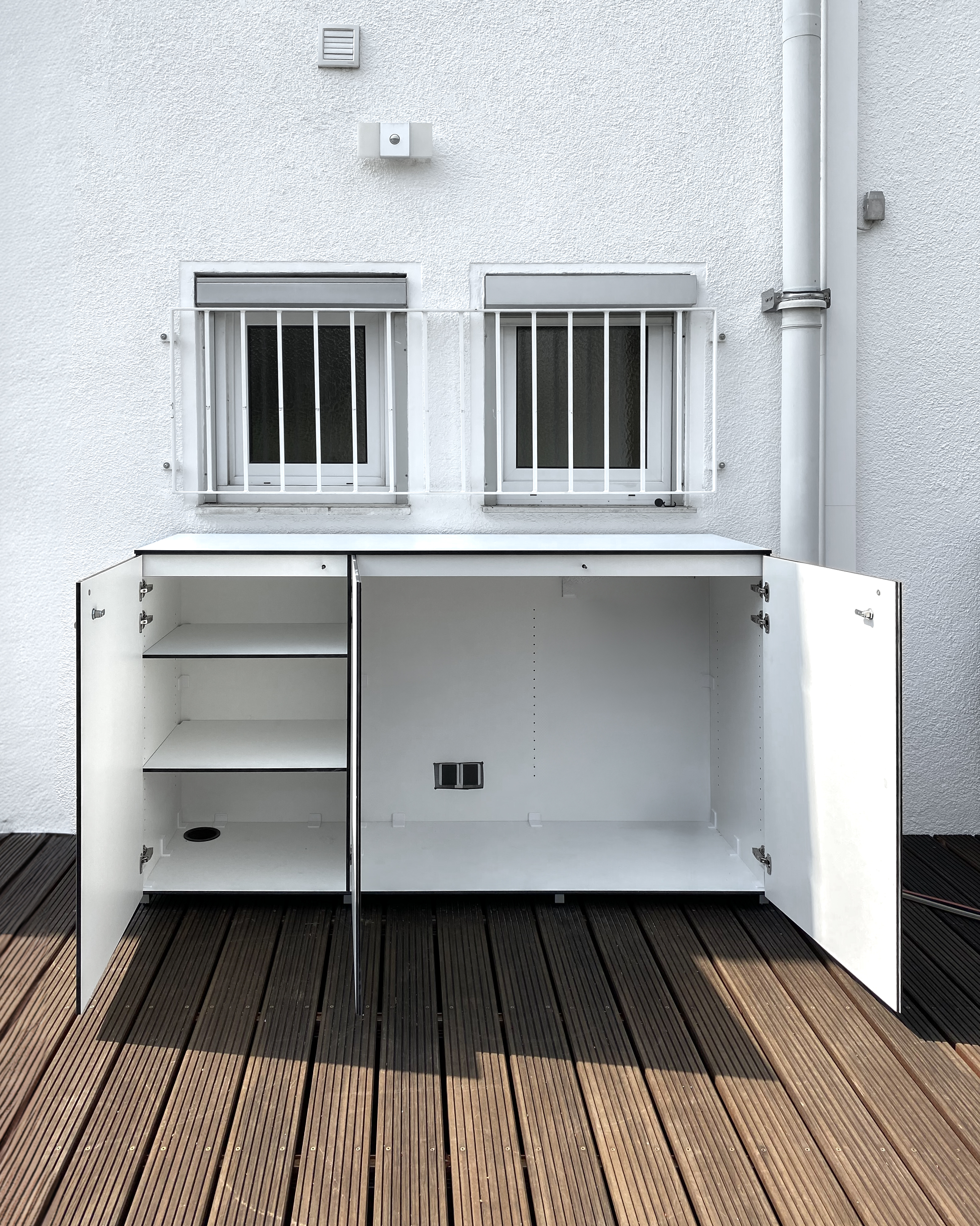 Storage space in a double pack: two lockable patio cabinets as sideboards 1