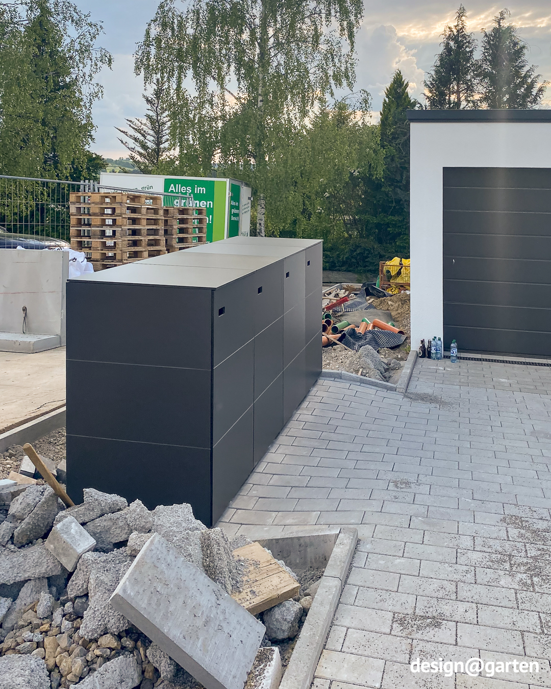 Modern 4-bin waste bin enclosure in anthracite 1