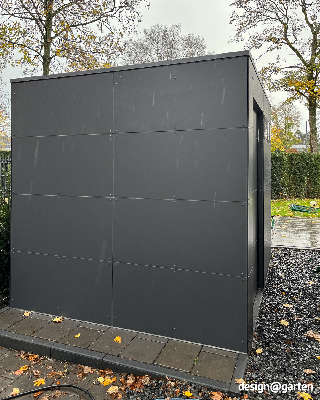 HPL garden shed in rainy weather 3