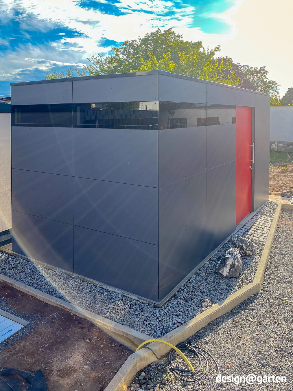 Multicoloured garden shed in anthracite with red door 1