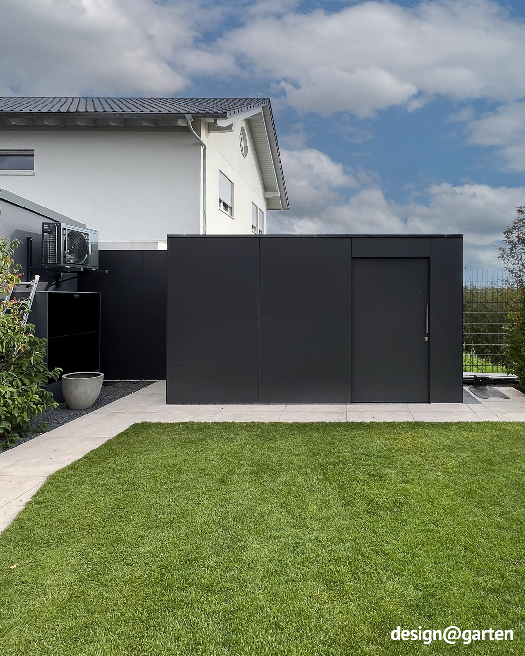 Garden shed in anthracite with matching privacy screen 1