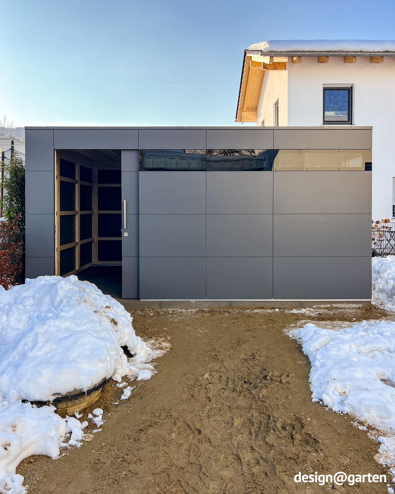 Garden shed with high roof load near Landshut 1