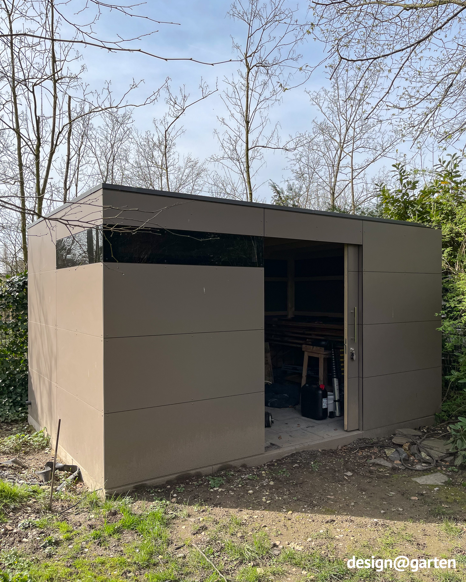 Garden shed in Tuscany with corner glazing 3