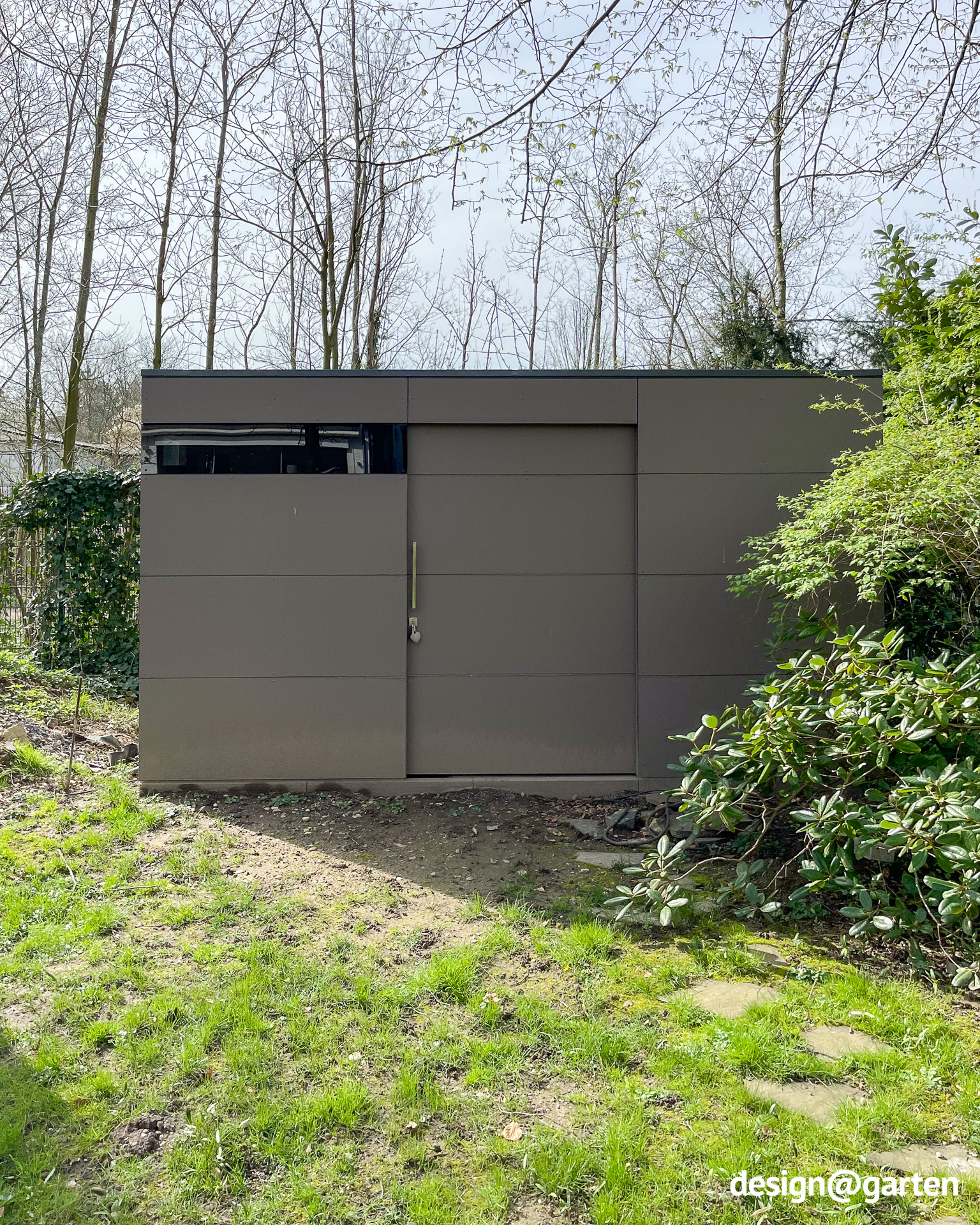 Garden shed in Tuscany with corner glazing 2