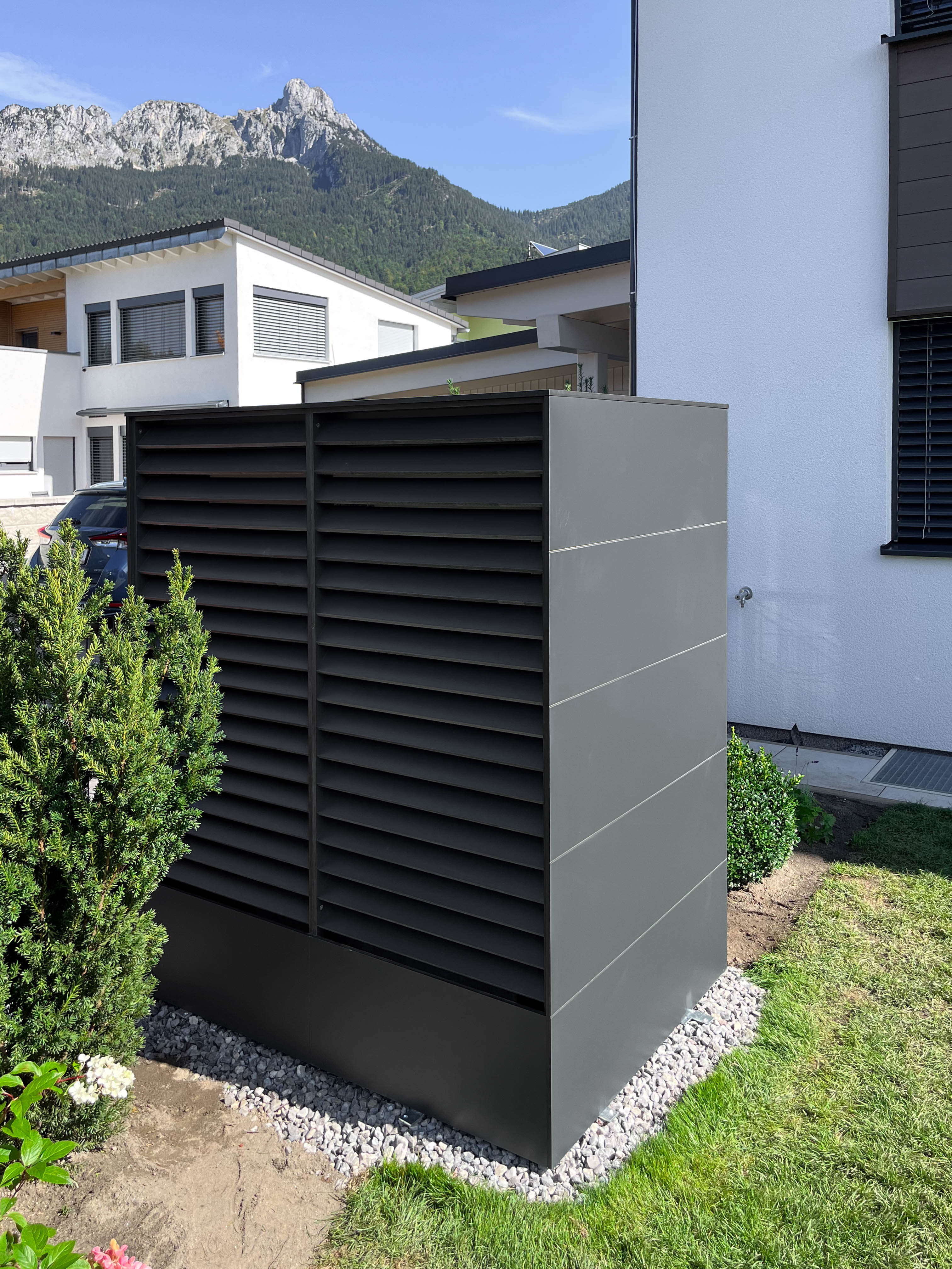 High cladding for heat pump made of weatherproof HPL 2