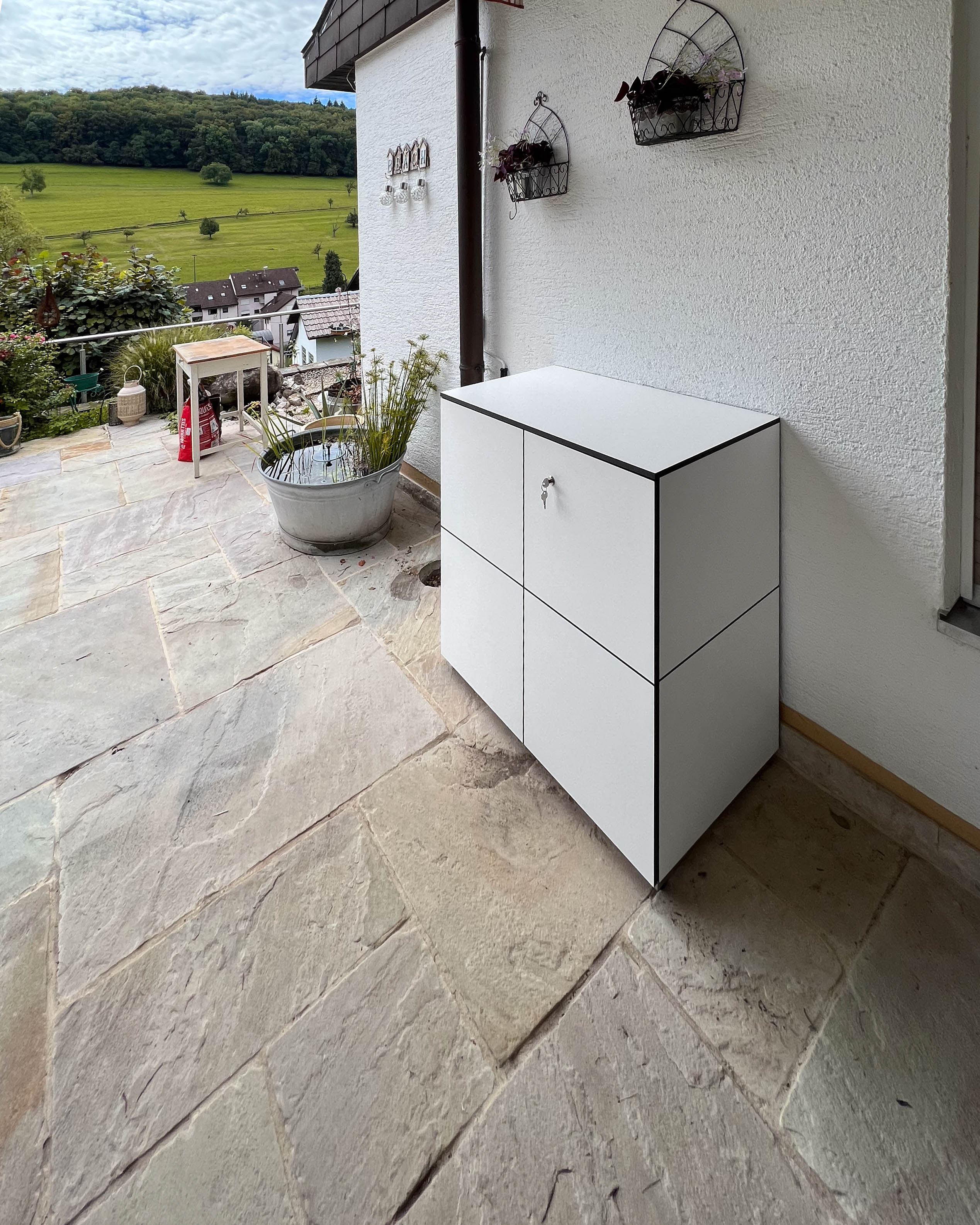 Small white cabinet for the terrace 1