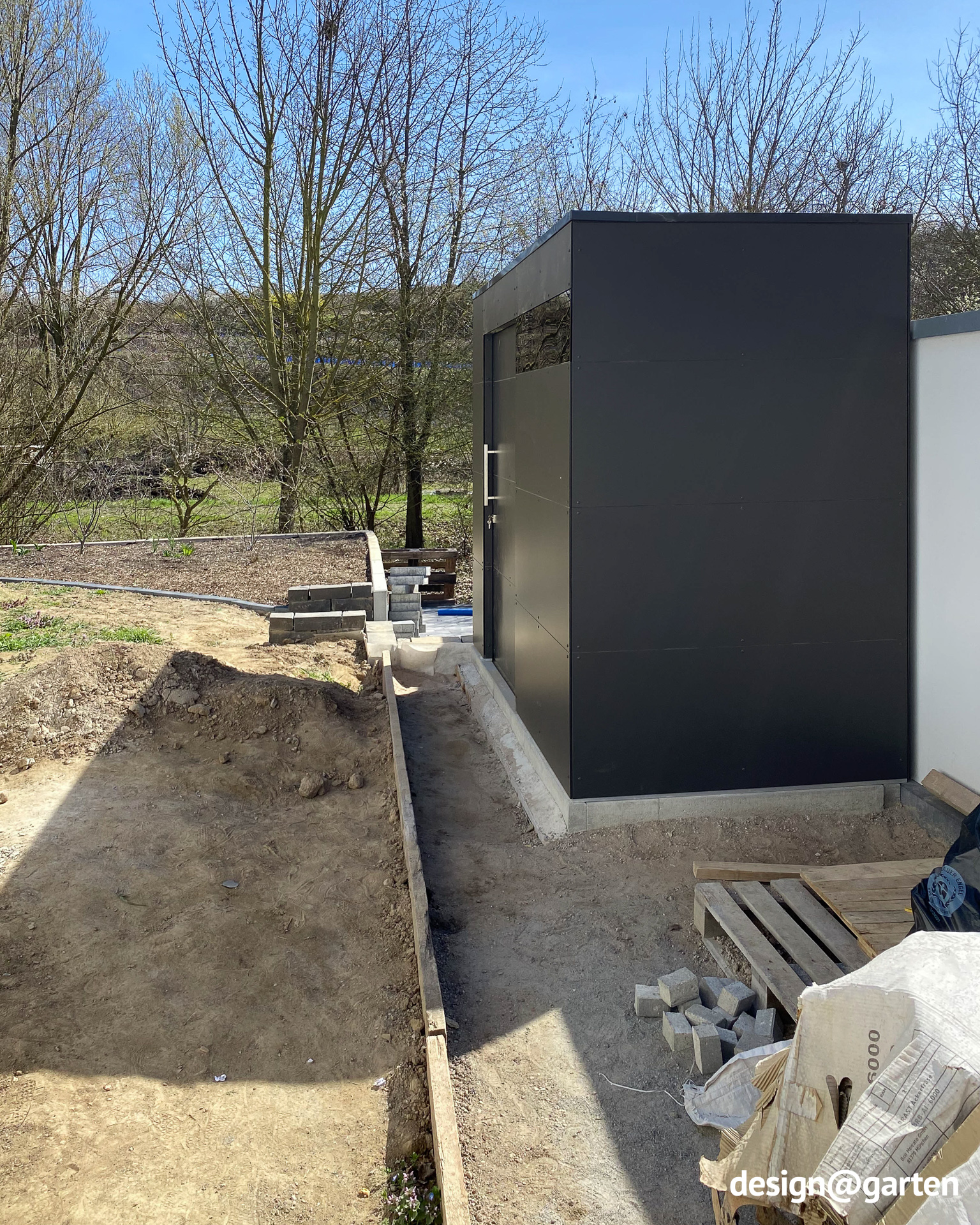 Garden shed in anthracite with flat roof next to the garage 1