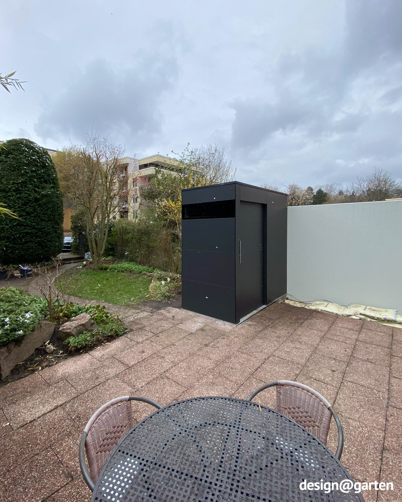 Small tool shed with sliding door and window in the garden of a terraced house 1