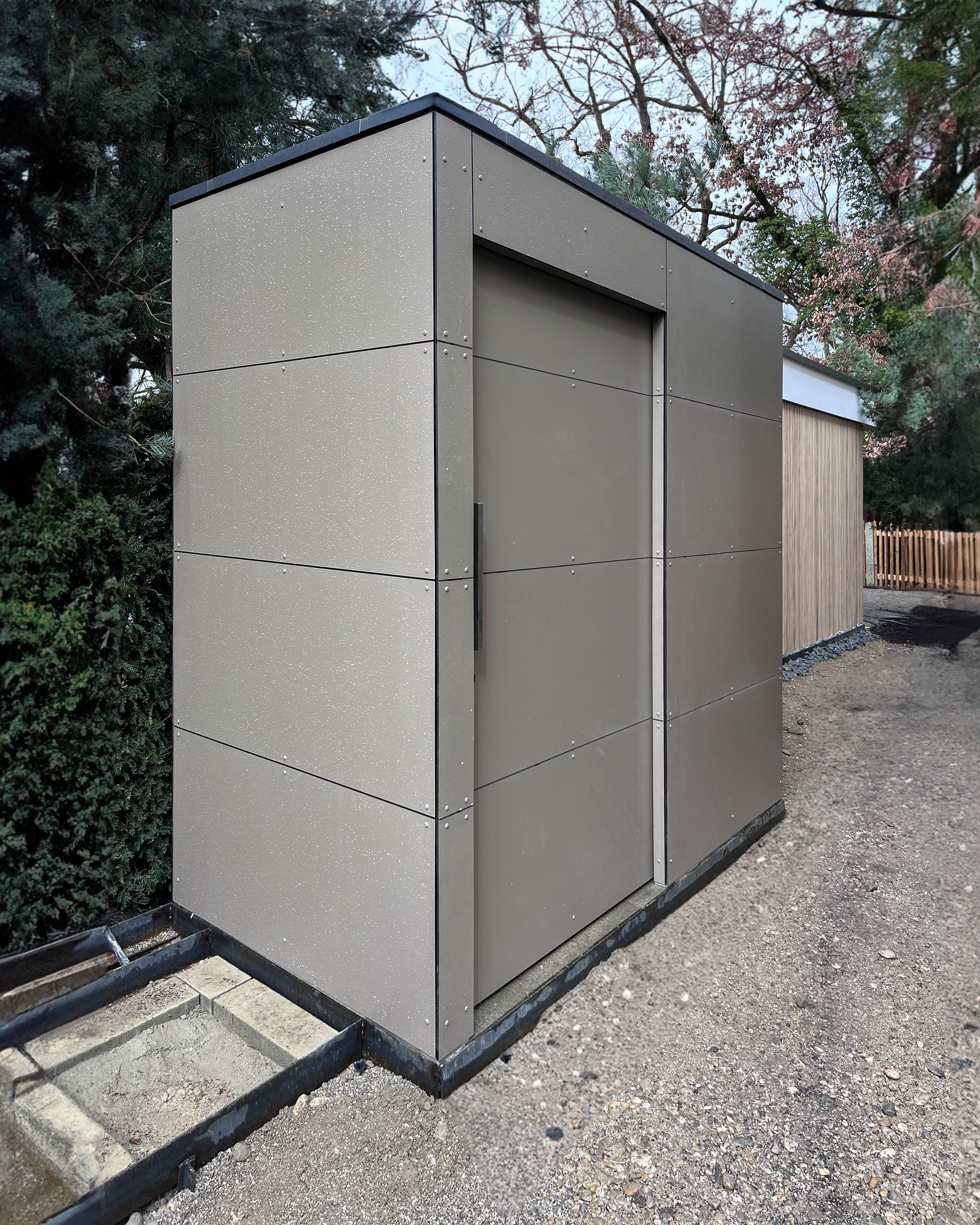 Pool equipment shed in Tuscany – garden shed as technical centre 2