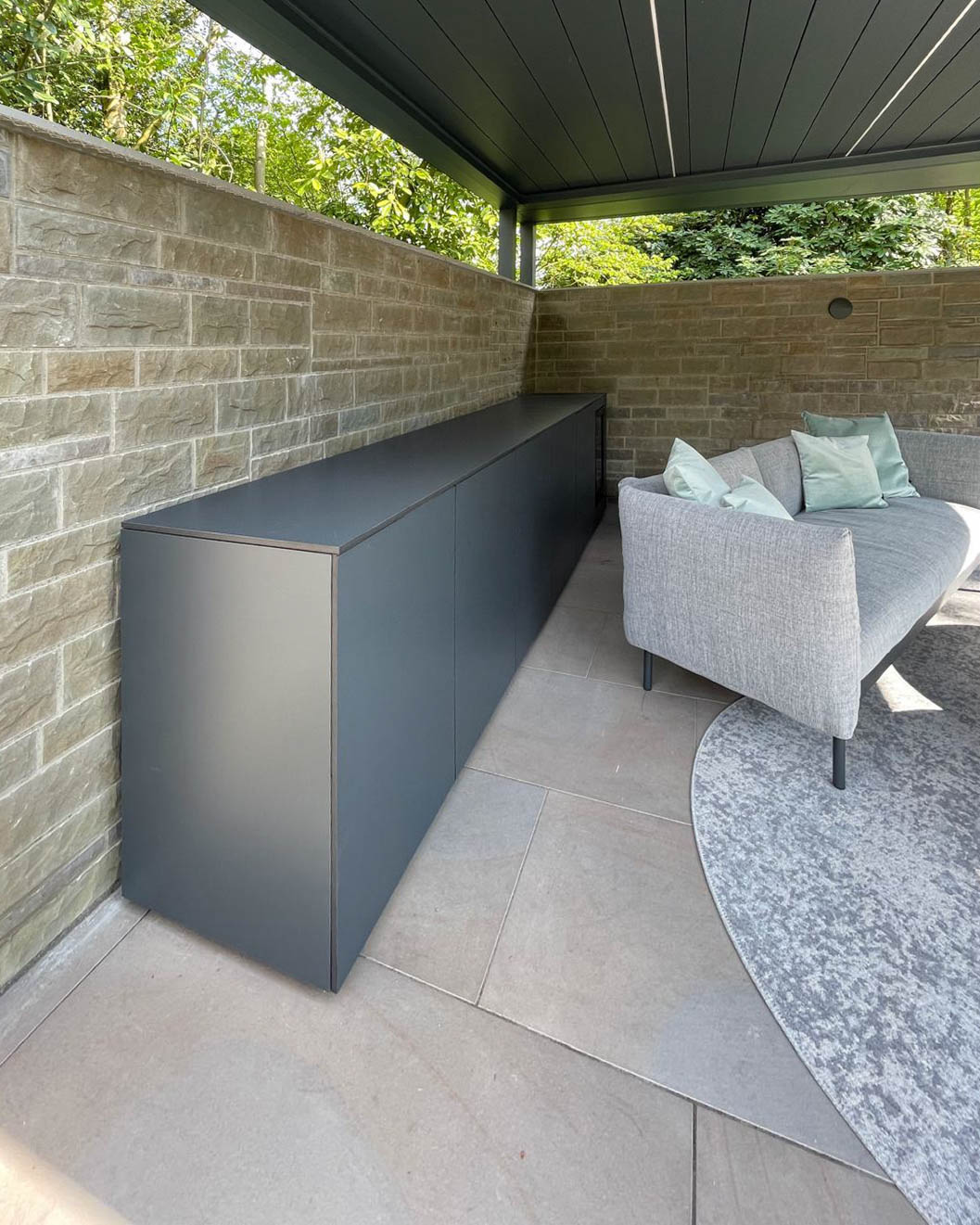 Long outdoor kitchen with integrated refrigerator 1