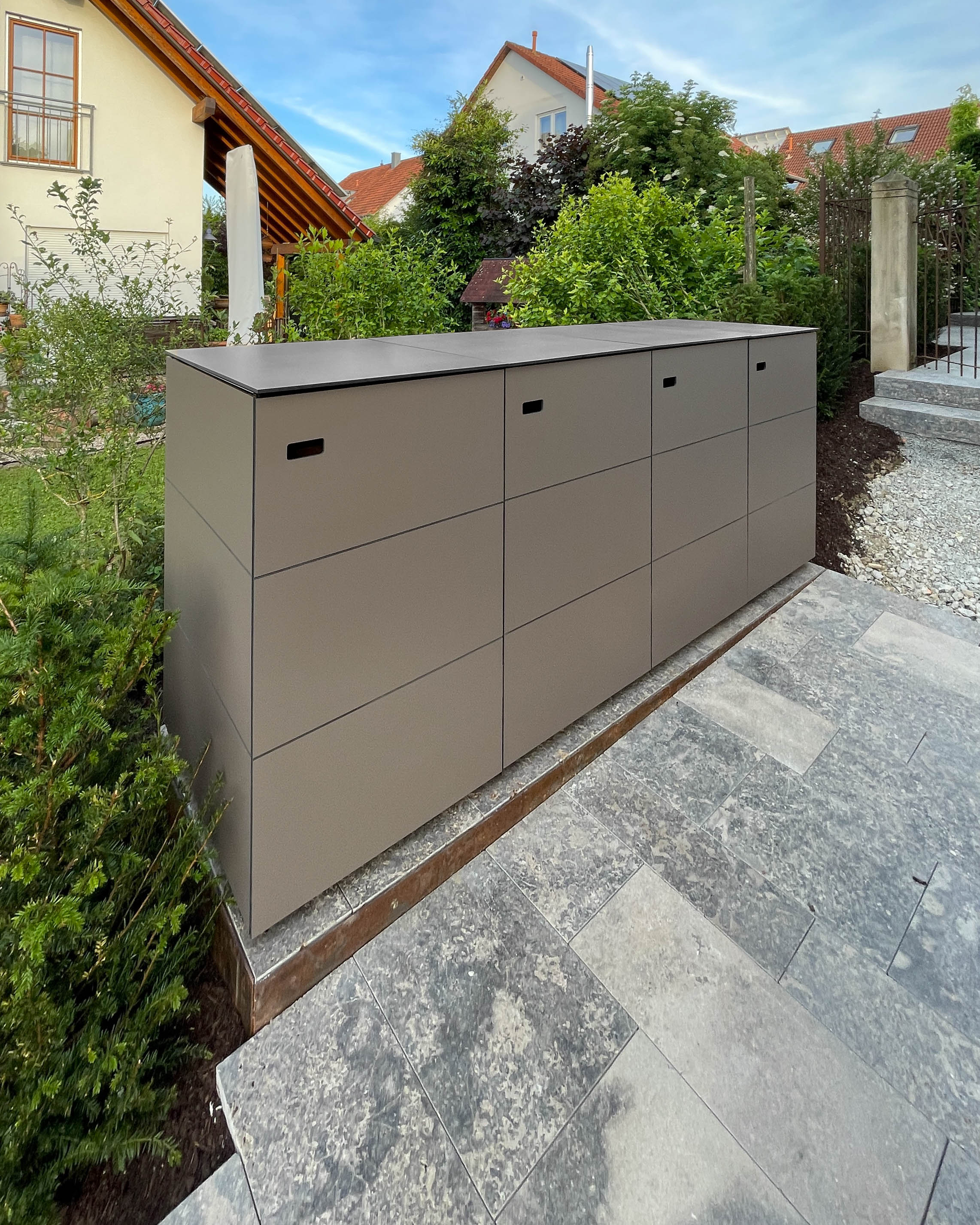4-bin waste bin shelter made of HPL in Tuscan colour 3