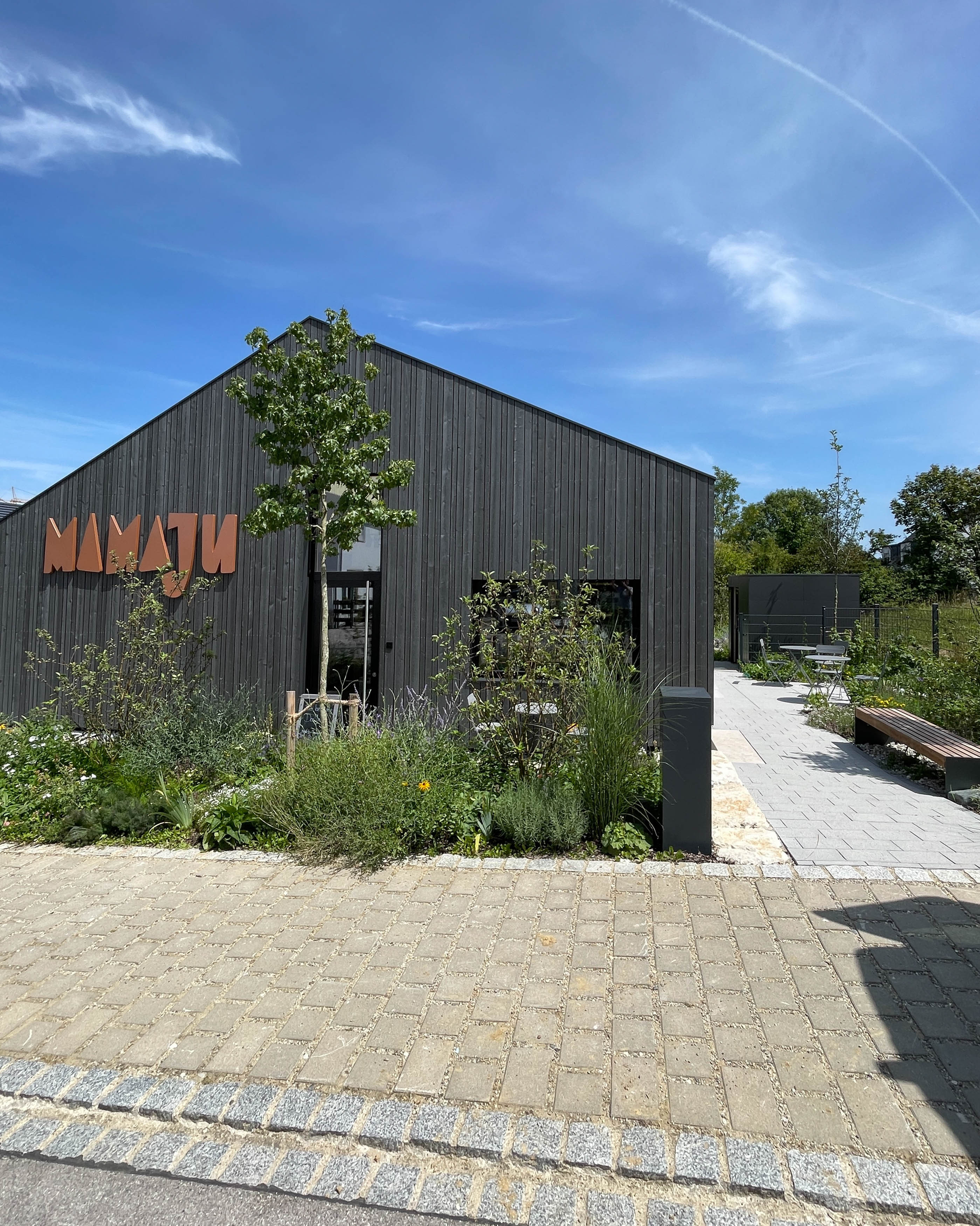 Modern tool shed in black 2