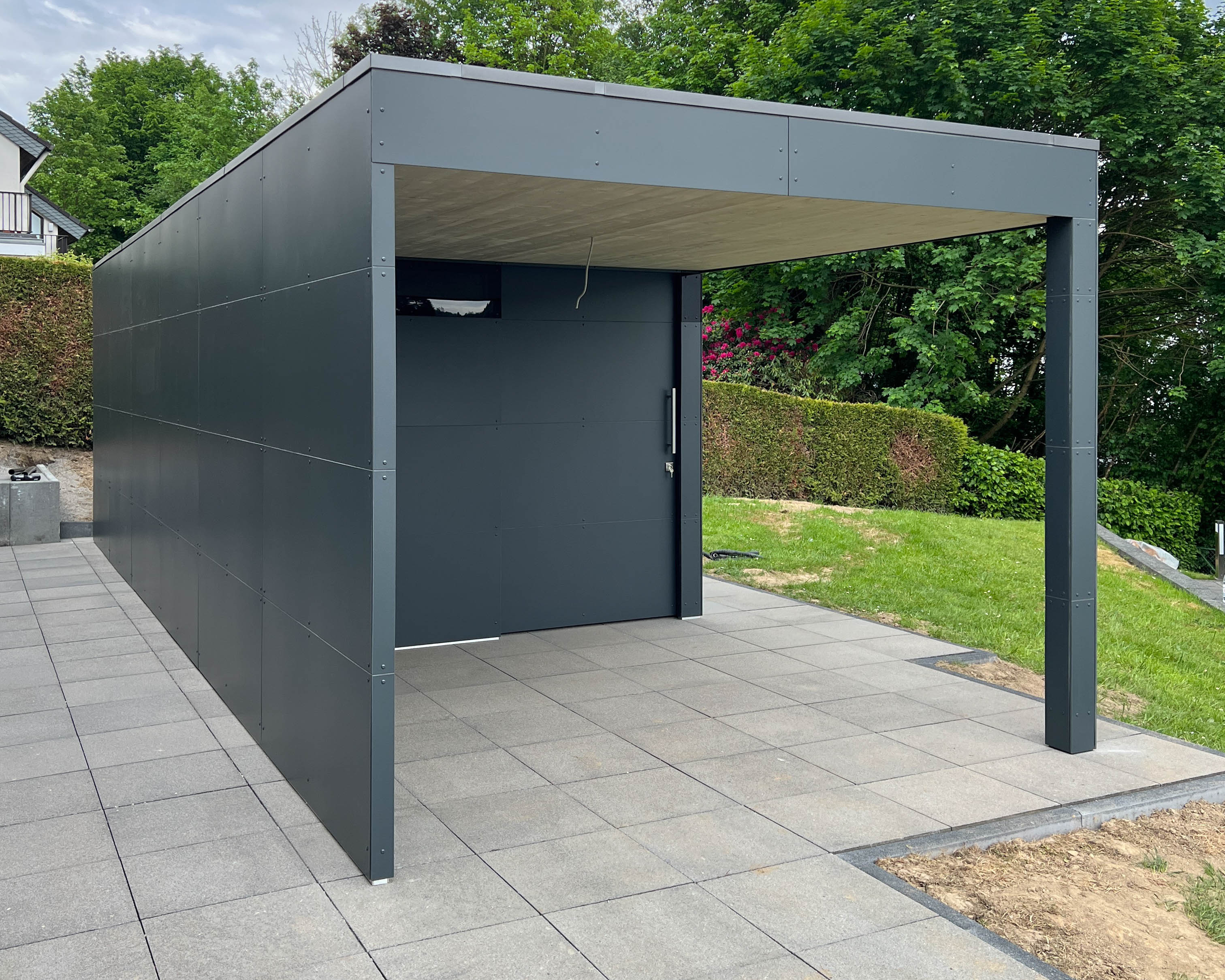 Garden shed with XXL canopy 2