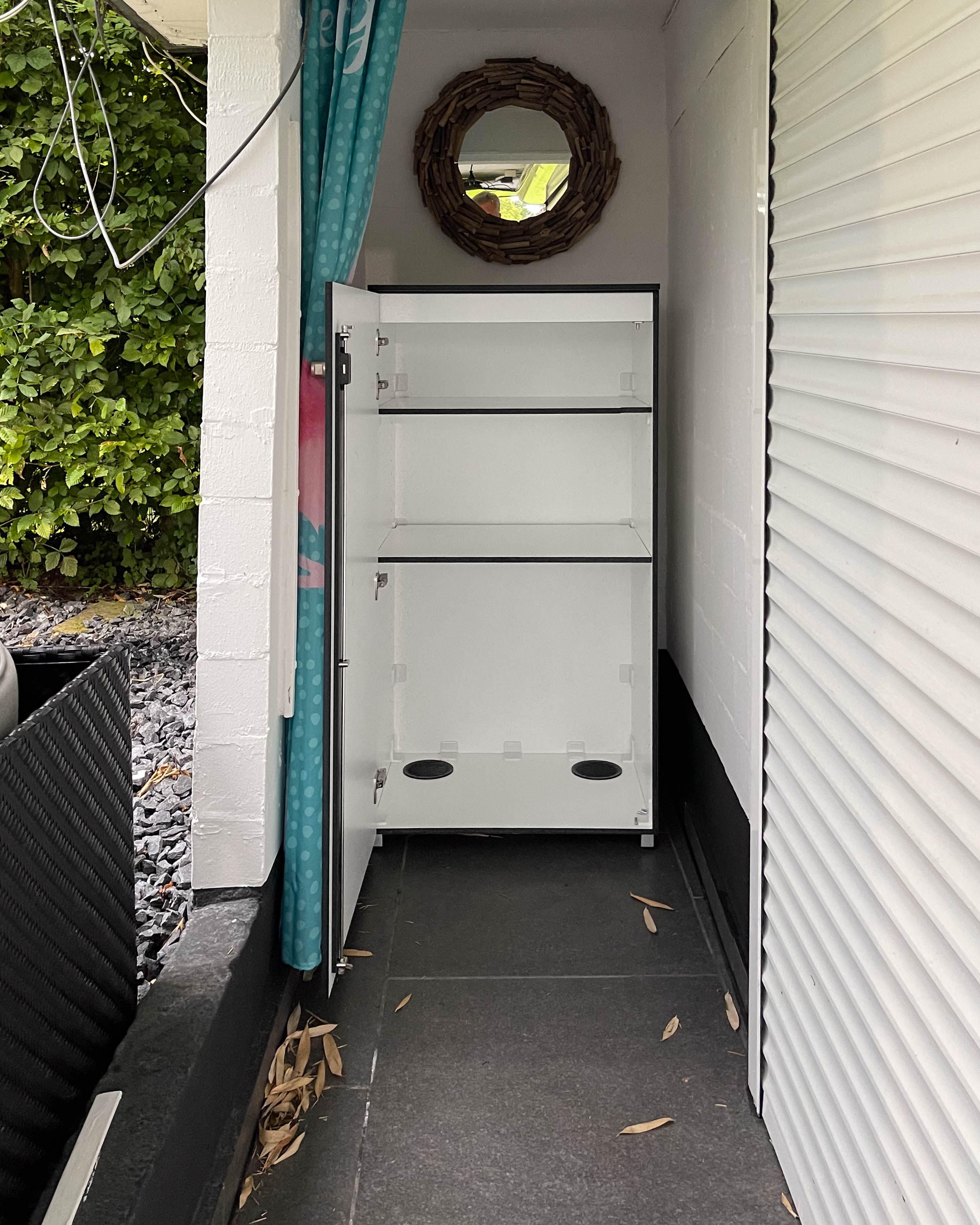 Tall unit in white 1